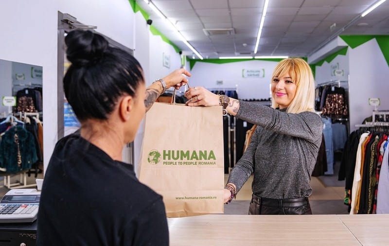 Românii ajută copiii din comunitățile dezavantajate cumpărând haine second-hand 