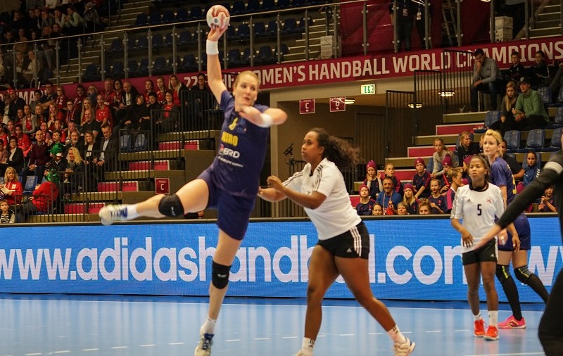Tomas râde, după startul lansat al naționalei feminine de handbal la CM. ^”Sunt mulțumit!”. Azi, cu Kazahstan (ora 17.00) / GALERIE FOTO