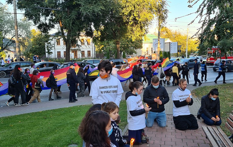 Primul marș LGTBQ la Iași: o mână de tineri în tricouri colorate vs câțiva adulți nervoși și minori scoși în stradă să spună rugăciuni