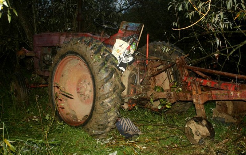 Accident mortal după ce un tractor s-a răsturnat în Brașov. O persoană a murit și alte patru au fost rănite