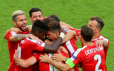 epa05367480 Admir Mehmedi (C hidden) of Switzerland celebrates with teammates after scoring the equalizer during the UEFA EURO 2016 group A preliminary round match between Romania and Switzerland at Parc de Princes in Paris, France, 15 June 2016. (RESTRICTIONS APPLY: For editorial news reporting purposes only. Not used for commercial or marketing purposes without prior written approval of UEFA. Images must appear as still images and must not emulate match action video footage. Photographs published in online publications (whether via the Internet or otherwise) shall have an interval of at least 20 seconds between the posting.) EPA/SRDJAN SUKI EDITORIAL USE ONLY