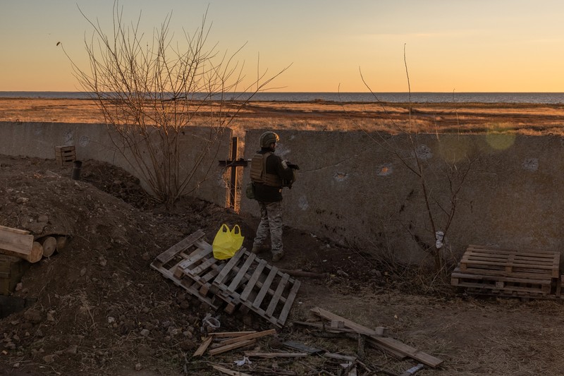 A Ukrainian serviceman of the 123rd Territorial Defense Brigade stands guard on a position next to the Dnipro River, in an undisclosed location in the Kherson region, on November 6, 2023, amid the Russian invasion of Ukraine. While Ukraine's recapture of Kherson city last November was a shock defeat for the Kremlin, Russian forces on the opposing bank still control swathes of territory and shell towns and villages they retreated from. The Dnipro, Europe's fourth-longest river and a historic trading route, has become a key front since Ukrainian troops pushed Russian forces back over its banks in the south last year.,Image: 821006206, License: Rights-managed, Restrictions: TO GO WITH THE STORY by Florent VERGNES, Model Release: no