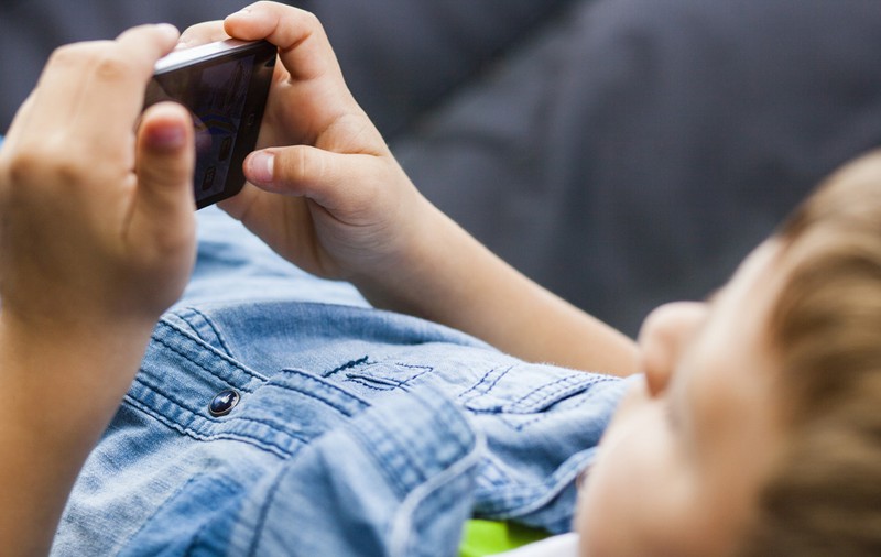 Consilier parental, despre infrastructura de sprijin și prevenție emoțională în România: „În era digitală, este foarte ușor să găsești alinare în jocuri și dispozitive”
