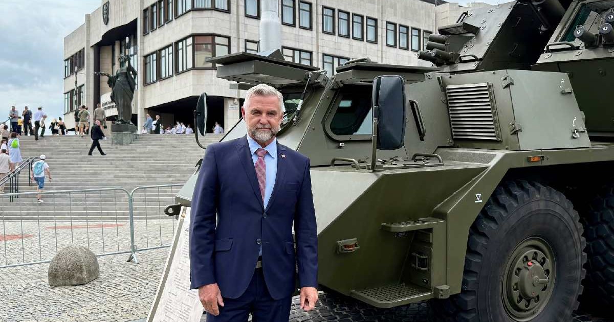 Tibor Gaspar, vicepresedinte al parlamentului slovac, s-a pozat lângă un tanc