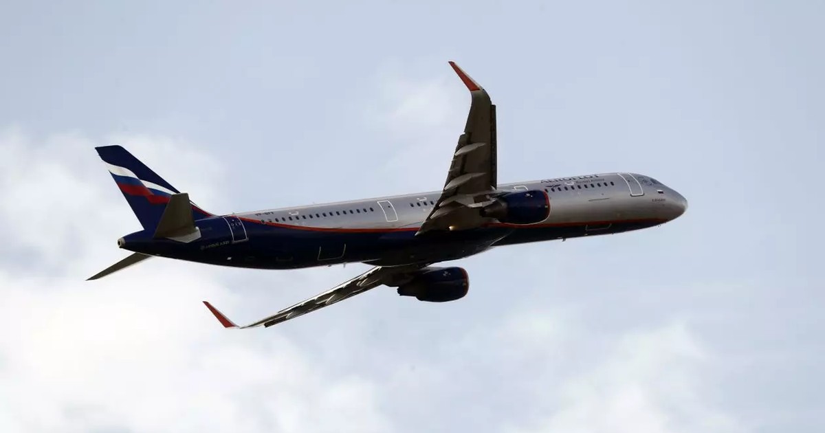 VIDEO Rușii caută să plece din țară: biletele de avion pentru zborurile în străinătate s-au epuizat. Un site spune unde se mai pot refugia rușii