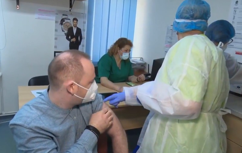 Mărturia primului medic din Iași care a fost vaccinat împotriva COVID: „Mă simt norocos, putem să vedem și luminița de la capătul tunelului”