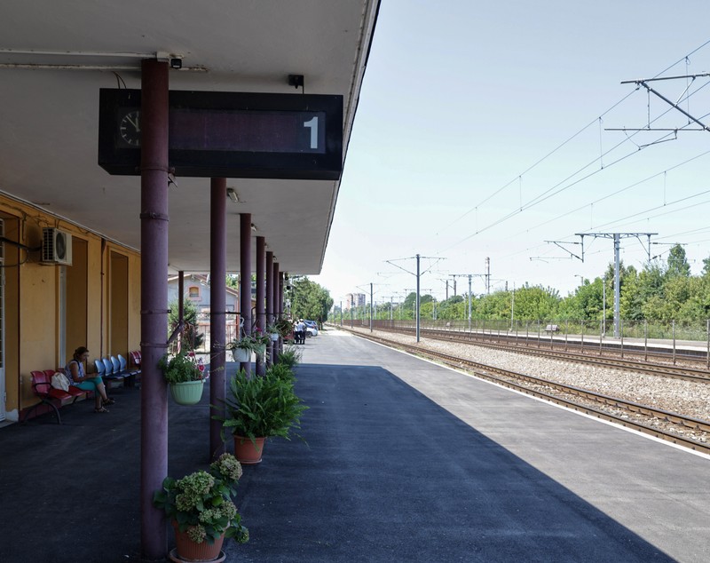 Între gloria regală și dezastrul de azi. Locul pe unde au trecut regii României a ajuns o haltă aproape pustie și distrusă de graffiti