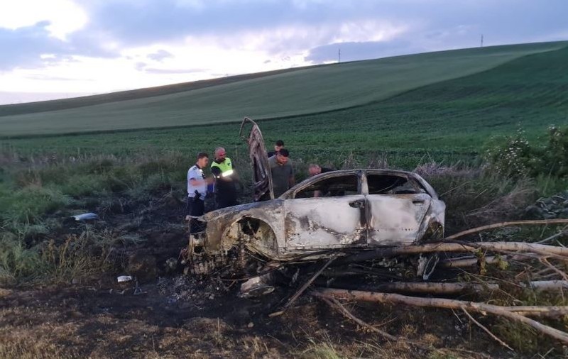 Momentul în care o mașină se izbește de copac și ia foc, surprins de o cameră de bord. Un tânăr de 18 ani a murit carbonizat