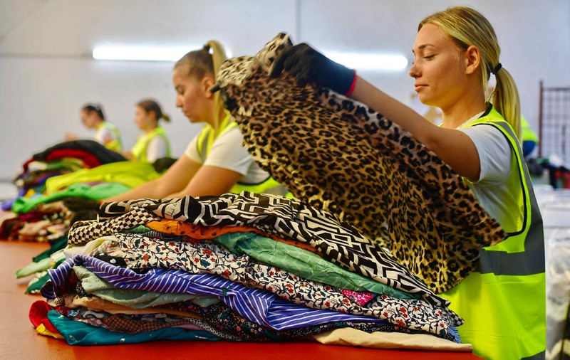Milioane de haine care pot fi încă purtate riscă să fie tratate ca deșeuri, avertizează producătorii români de textile. Care este problema