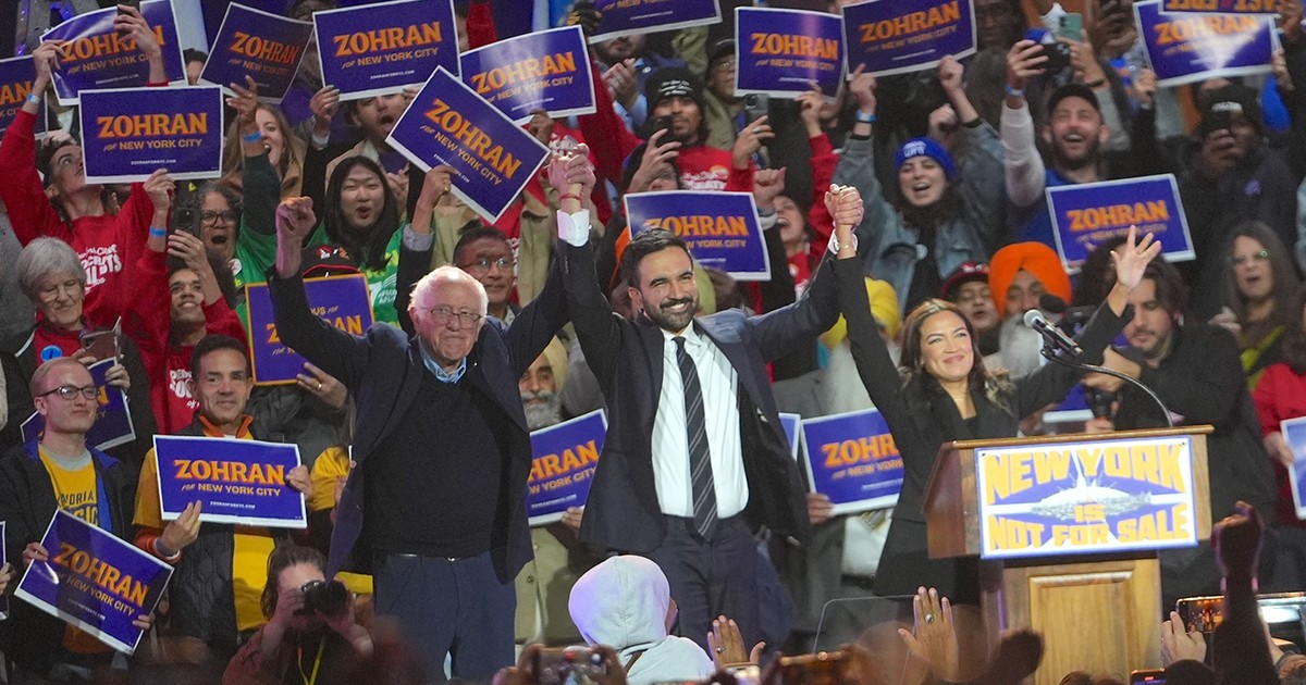 Candidatul la primăria orașului New York, Zohran Mamdani, vorbește în timpul mitingului „New York-ul nu este de vânzare” alături de senatorul Bernie Sanders, congresmena Alexandria Ocasio-Cortez și guvernatoarea statului New York, Kathy Hochul, pe stadionul Forest Hills din Queens, New York City, Statele Unite, pe 26 octombrie 2025