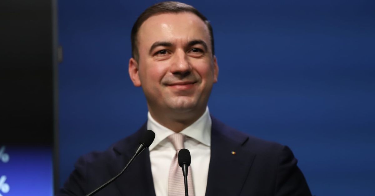 Ministrul Energiei, Bogdan Ivan, îmbrăcat la costum și surprins râzând, într-o conferință de presă când vorbește despre scumpirile la carburanți, București, 5 martie 2026