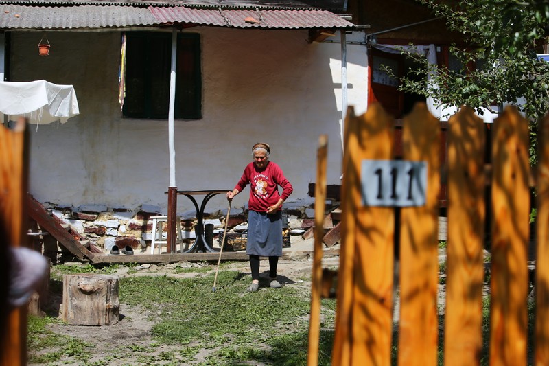 Elena, 86 de ani, nu vrea să-şi părăsească locuinţa ridicată împreună cu soţul ei