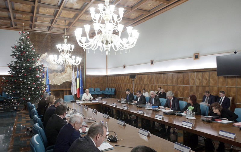 Domenii cheie din Guvern, conduse de miniştri fără pregătire de specialitate: Un secretar şcolar la Interne, un designer la Apărare şi un inginer de la "parfumerie" la Fonduri Europene