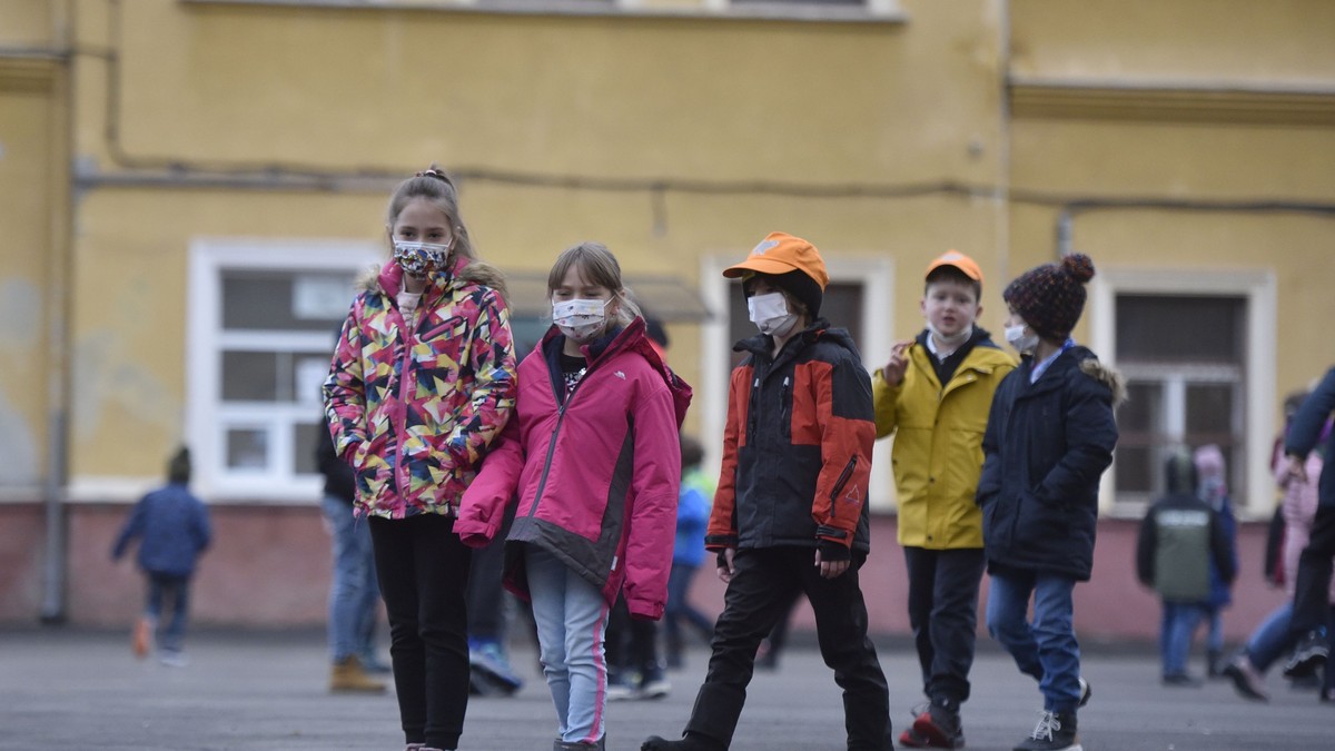 Anul școlar ar putea să înceapă mai devreme, pentru a avea o durată mai lungă, anunță ministrul educației