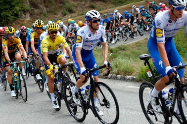 Alaphilippe, în galben, în etapa dintre Nice și Sisteron. Foto: EPA