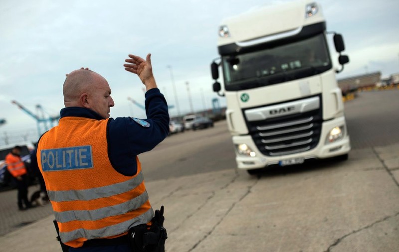 Cum ar putea un șofer român de TIR să primească 42 de milioane de euro amendă în Belgia