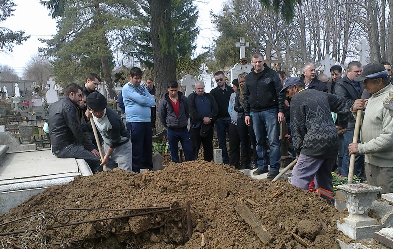 Nicola Vasile, jucătorul Sportului, mut de durere la înmormântarea tatălui său | FOTO