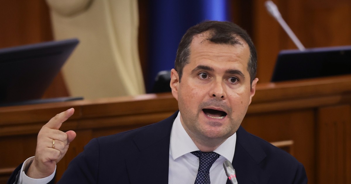 Vasile Tofan, noul prim-ministru al Republicii Moldova, la tribuna Parlamentului Foto: Profimedia