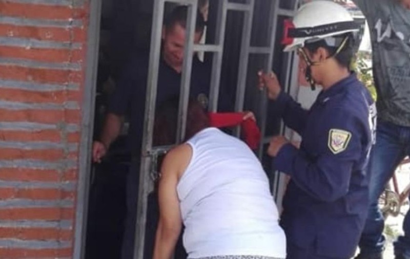 A rămas cu capul prins în poarta unei case timp de cinci ore. A vrut să vadă ce se întâmplă în locuința vecinei ei