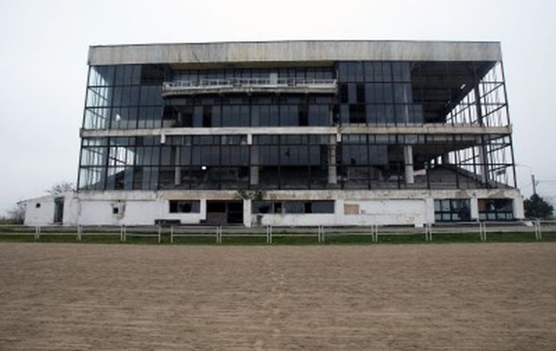 Hipodromul din Ploieşti a devenit istorie. Ploieştenii vor avea cea mai modernă arenă din estul Europei! / FOTO&VIDEO