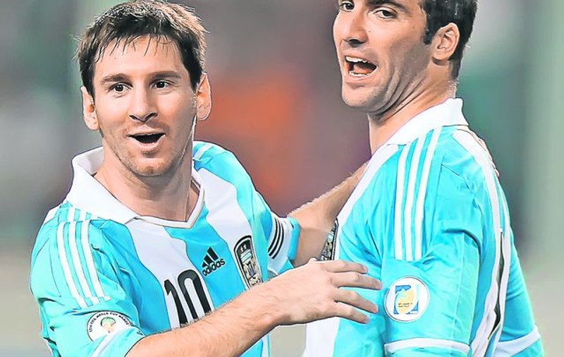 Carlos Zambrano, fundaş peruan, i-a ironizat pe argentinienii Lionel Messi şi Gonzalo Higuain: Sunt nişte fetiţe!