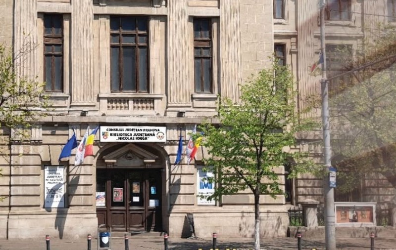 O bibliotecă din Ploiești „ascunde” cărți vechi de peste 500 de ani, iar cel mai valoros volum pe care îl poți lua acasă are peste un secol