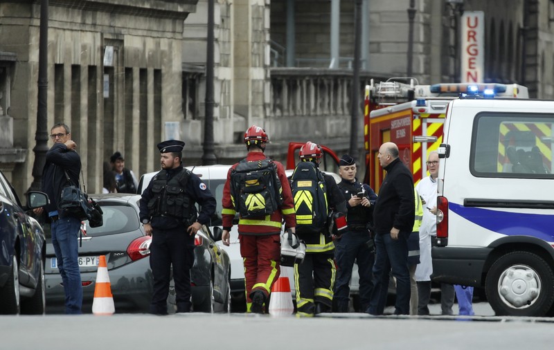 Atacatorul care a ucis patru persoane ieri la Paris se convertise la Islam de un an și jumătate