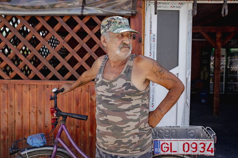 Cei mai vârstnici dintre localnici spun că e plictiseală în Șuțești. Sursa foto: Eli Driu