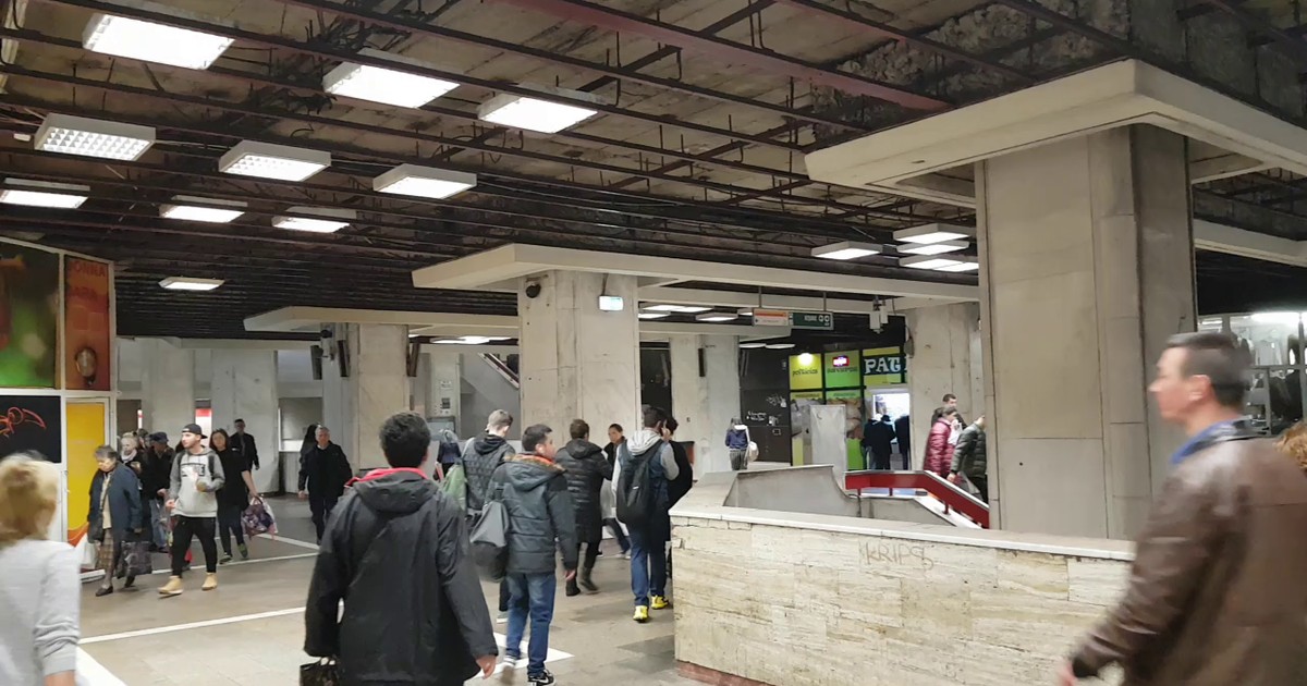 De mai mulţi ani, la staţiile de metrou Piaţa Unirii 1 şi 2 tavaul arată ca după o explozie în urma căreia nu a mai rămas decât scheletul de metal şi urme negre de funingine