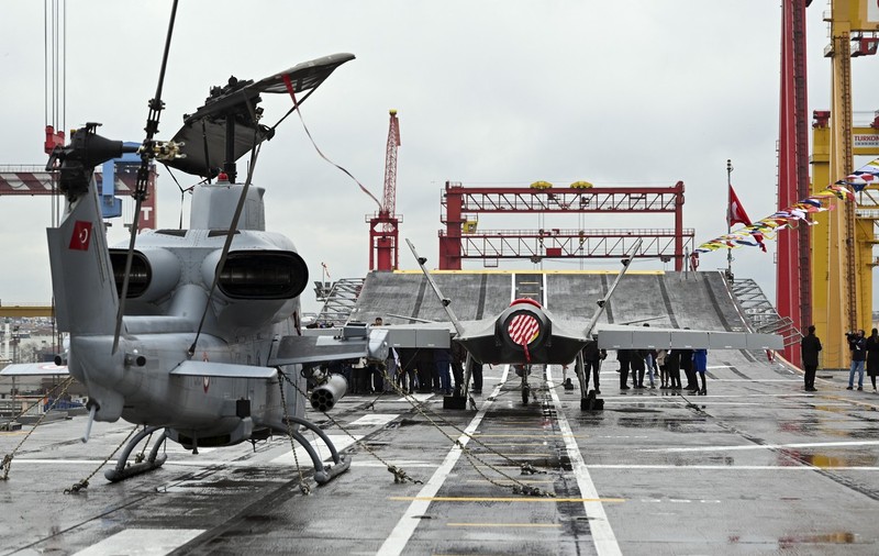 Turcia a lansat primul său portavion, TCG Anadolu, pe care intenţionează să îl adapteze la drone