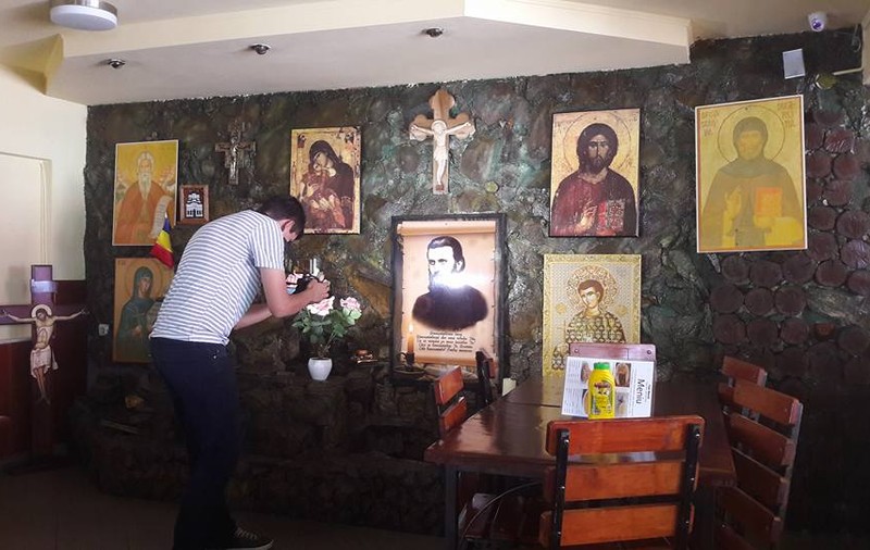 REPORTAJ/ Mănânci, te rogi, iubești... la Dedulești! Un patron de cârciumă de pe Dealul Negru și-a transformat localul în altar