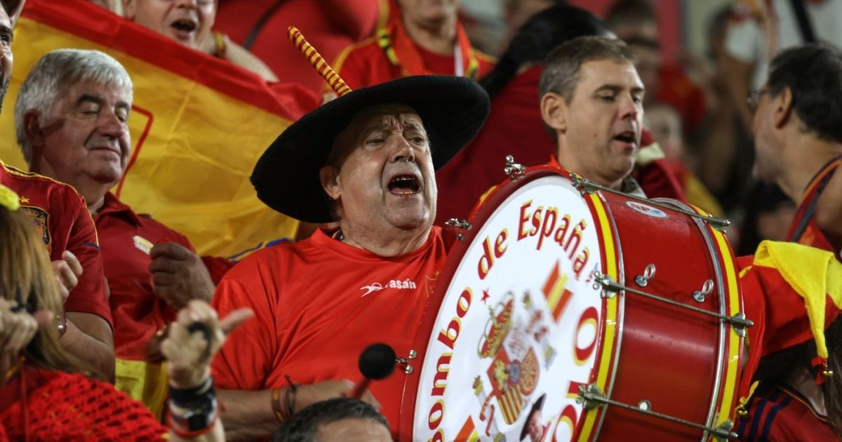 Manolo, în tribune, încurajând cu celebra sa tobă naționala de fotbal a Spaniei