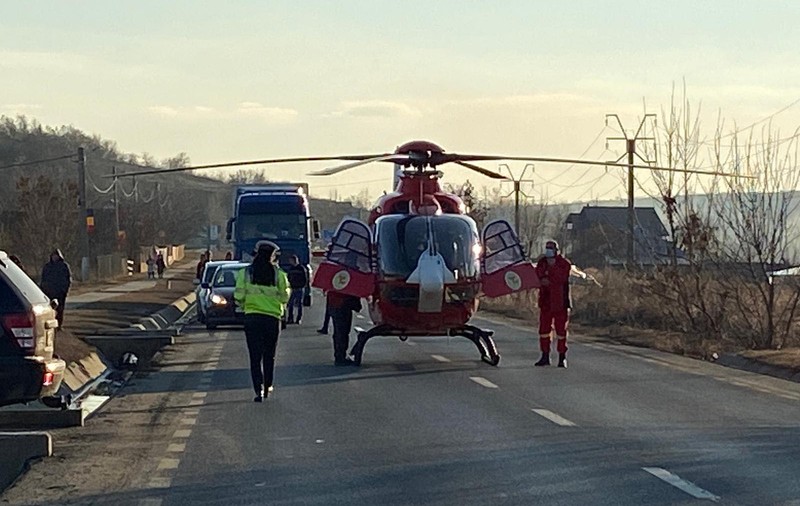 O fetiță de 7 ani din Vaslui, în stare critică după ce a fost lovită de o mașină în timp ce se plimba cu trotineta. Victima, preluată de elicopterul SMURD
