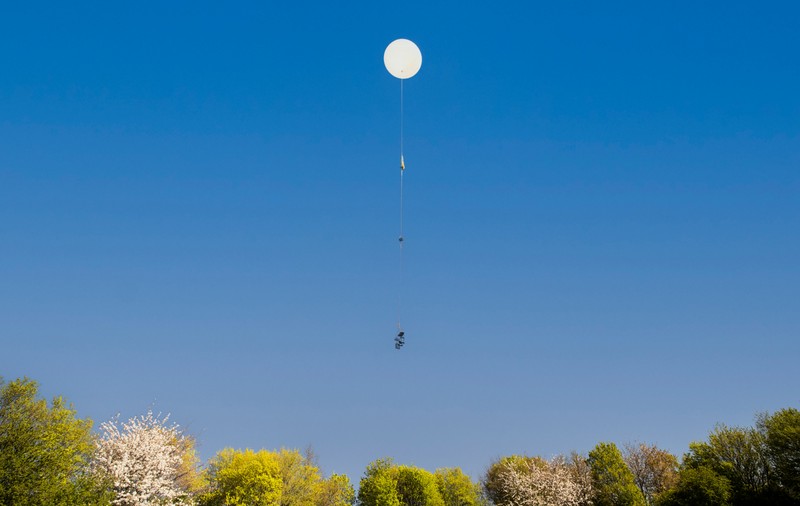 Un bărbat care culegea muguri de pin într-un balon cu hidrogen, în China, a plutit în derivă 300 de kilometri, înainte de a fi salvat