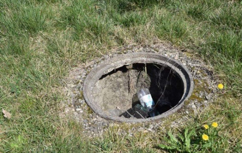 Tânără din Constanța, 30.000 de lei despăguburi, după ce a căzut într-un canal nesecurizat când urmărea o piesă de teatru în aer liber