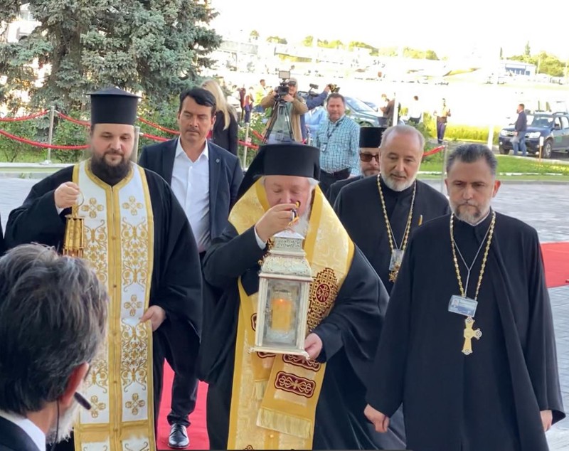 Lumina Sfântă de la Ierusalim a ajuns în România. Este distribuită acum în toată țara