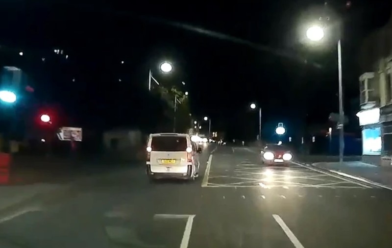 VIDEO | Un taximetrist român din Anglia a trecut prin clipe de groază: i-a fost furată mașina, cu tot cu client înăuntru