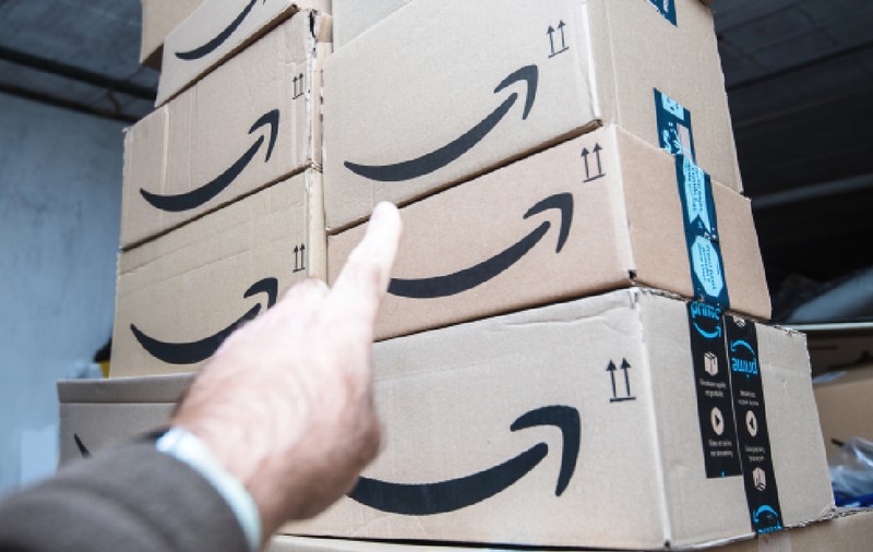 Colete Amazon sigilate cumpărate la kilogram și revândute l-au făcut milionar pe un italian: „Clienții caută surpriza”