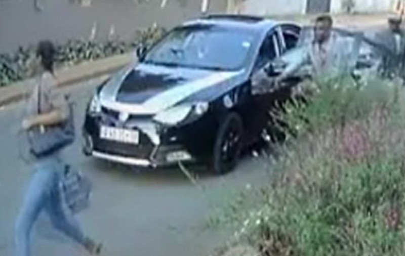VIDEO | O femeie s-a luptat cu hoții care voiau să-i fure geanta. Au amenințat-o cu arma și nu a renunțat. Motivul? Avea lucrarea de disertație în geantă