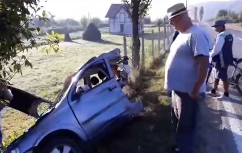 Mașină ruptă în două într-un accident în Dofteana, județul Bacău. Șoferul începător a scăpat miraculos