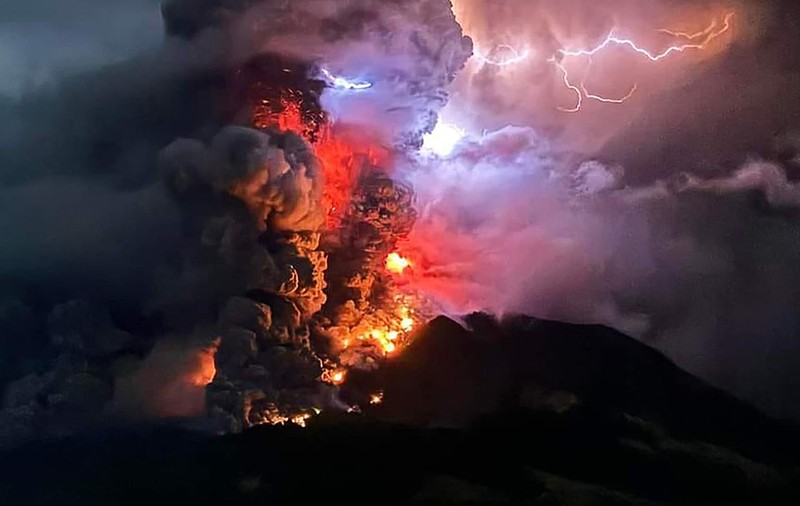 Sute de persoane, evacuate după erupţia vulcanului Ruang din Indonezia. Lavă şi nori de cenuşă, aruncate