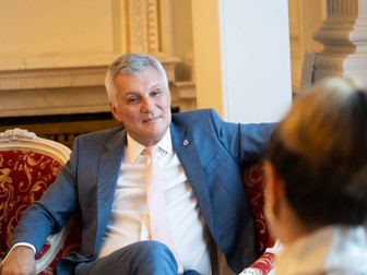 Senatorul PSD Daniel Zamfir, susținătorul introducerii uniformei obligatorii în școli, consideră că măsura ar fi un pas pentru prevenirea inechităților dintre elevi și a bullying-ului. Foto: Facebook
