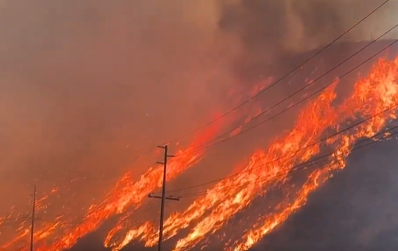 Nou incendiu de amploare la nord de Los Angeles. Mii de oameni au primit ordine de evacuare | VIDEO