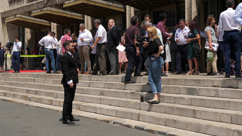 Tânăr delegat la Congresul PSD, pozând în costum pentru jurnalişti