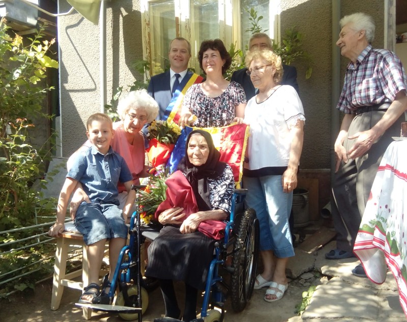 O femeie din Galaţi care împlineşte o sută de ani a fost sărbătorită de autorităţi în curtea casei/ FOTO