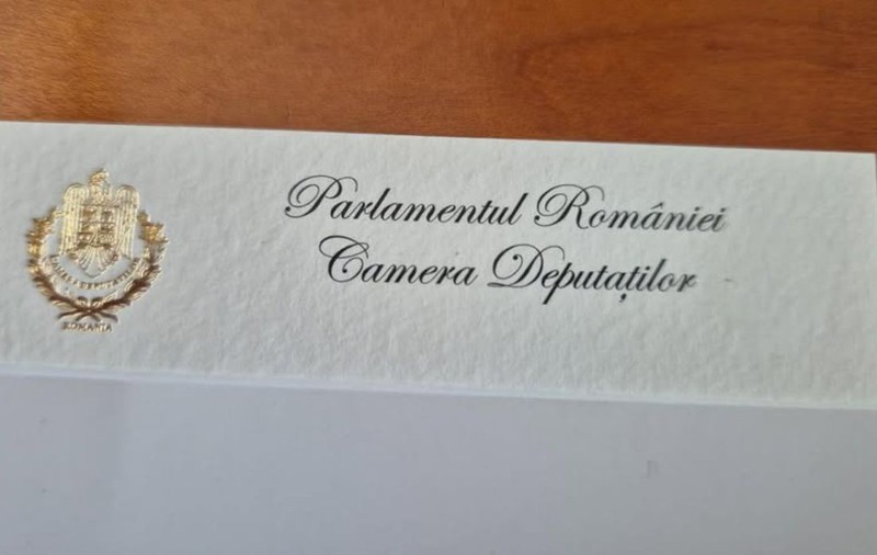 Cărţile de vizită se fac cu foiţă de aur și se decontează prin protocol, la Parlament. O sută de bucăţi costă 310 lei: „Am fost un pic şocat”