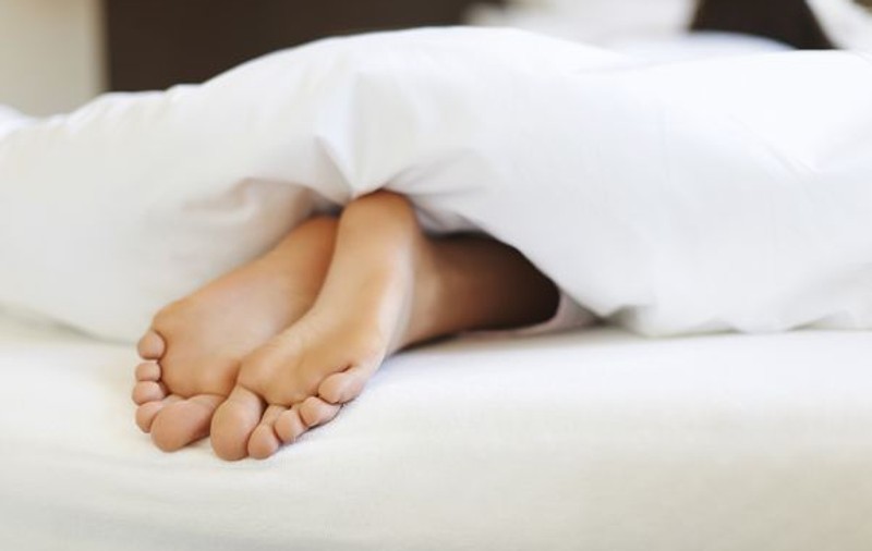 Te chinuie insomnia? Scoate un picior din aşternut! 
