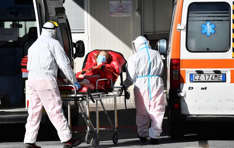 Studiu: Anomalii oculare descoperite la mai multe cazuri grave de COVID-19