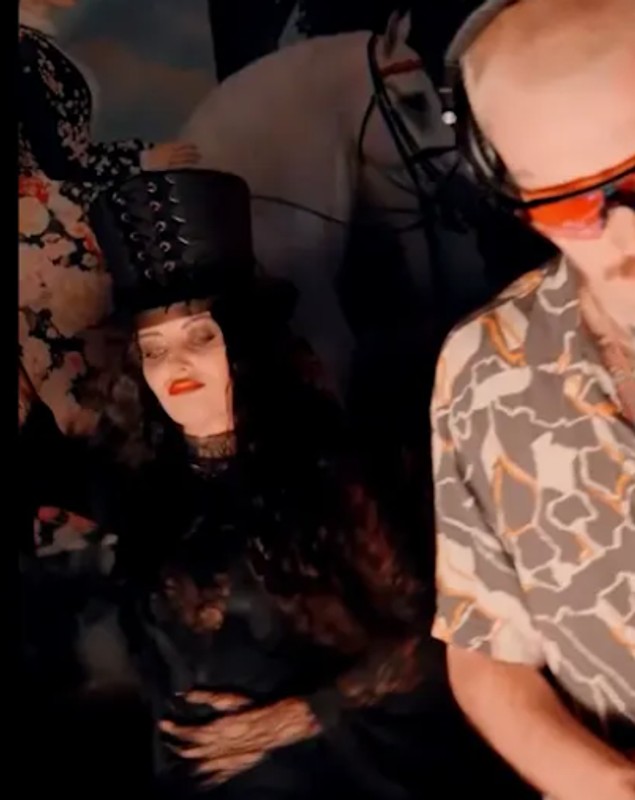 Cum s-a costumat Delia de Halloween. Artista, aproape de nerecunoscut într-un club din Capitală