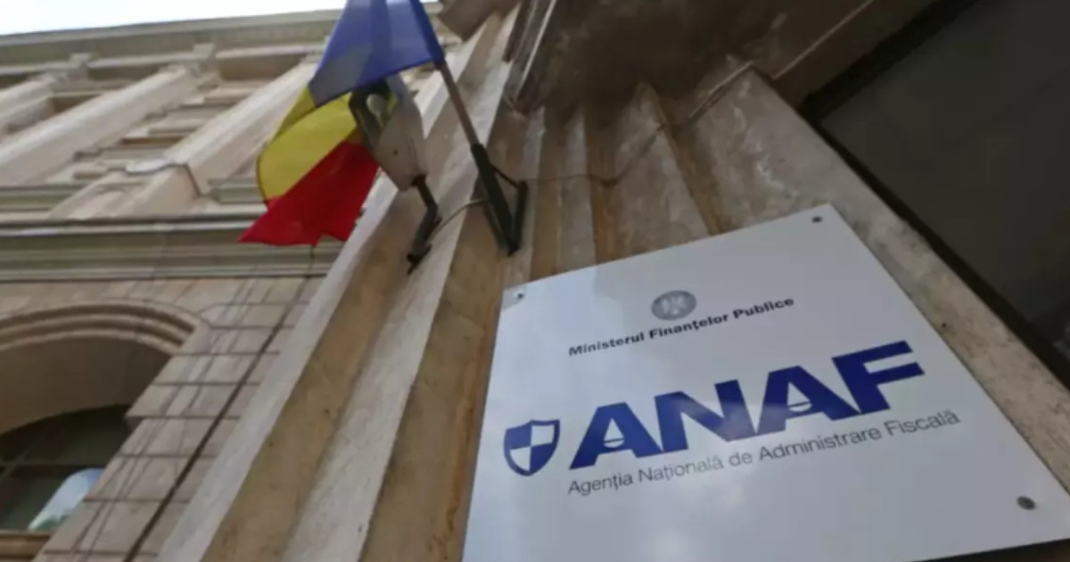 O placă montată pe fațada unei clădiri oficiale, pe care scrie „ANAF – Agenția Națională de Administrare Fiscală” și „Ministerul Finanțelor Publice”.